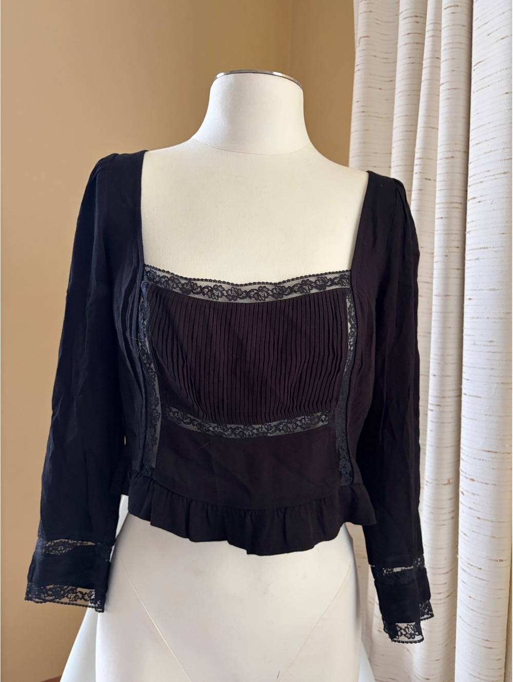 Aritzia Wilfred La Boheme Crop Top Black Square Neck Pleat Lace Trim Blouse S